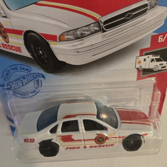 1996 Chevy Impala Fire Rescue Hot Wheels Rescue Series 6/10 Red & White - Picture 3 of 6